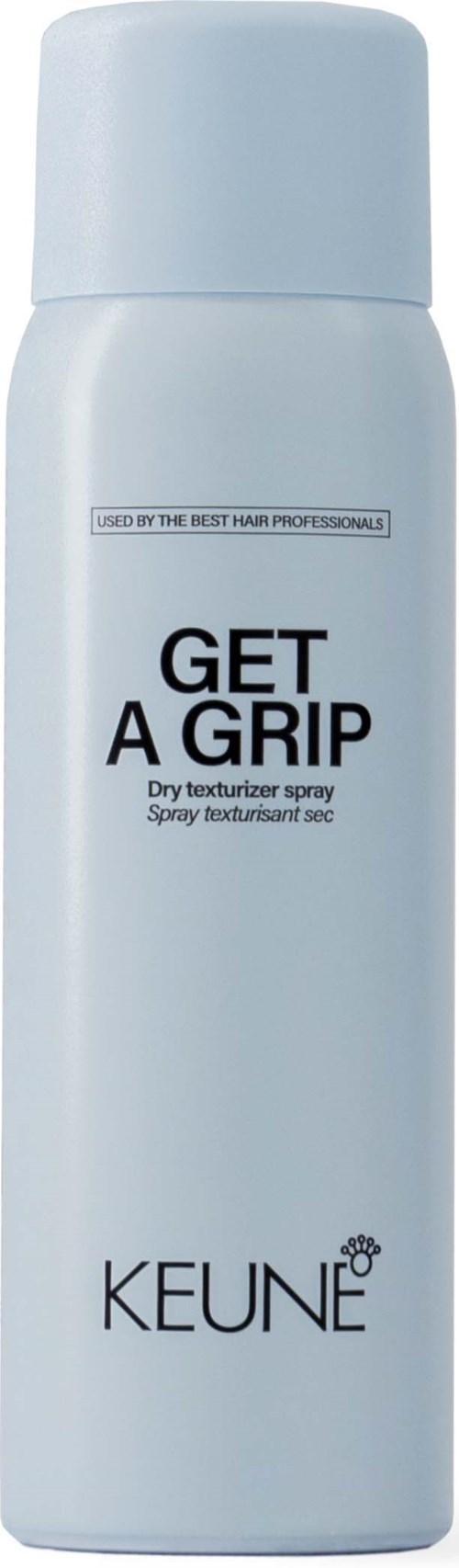 Een witte sprayfles met 'GET A GRIP' voor droog textuurrijk haar, merknaam KEUNE en kleine details.