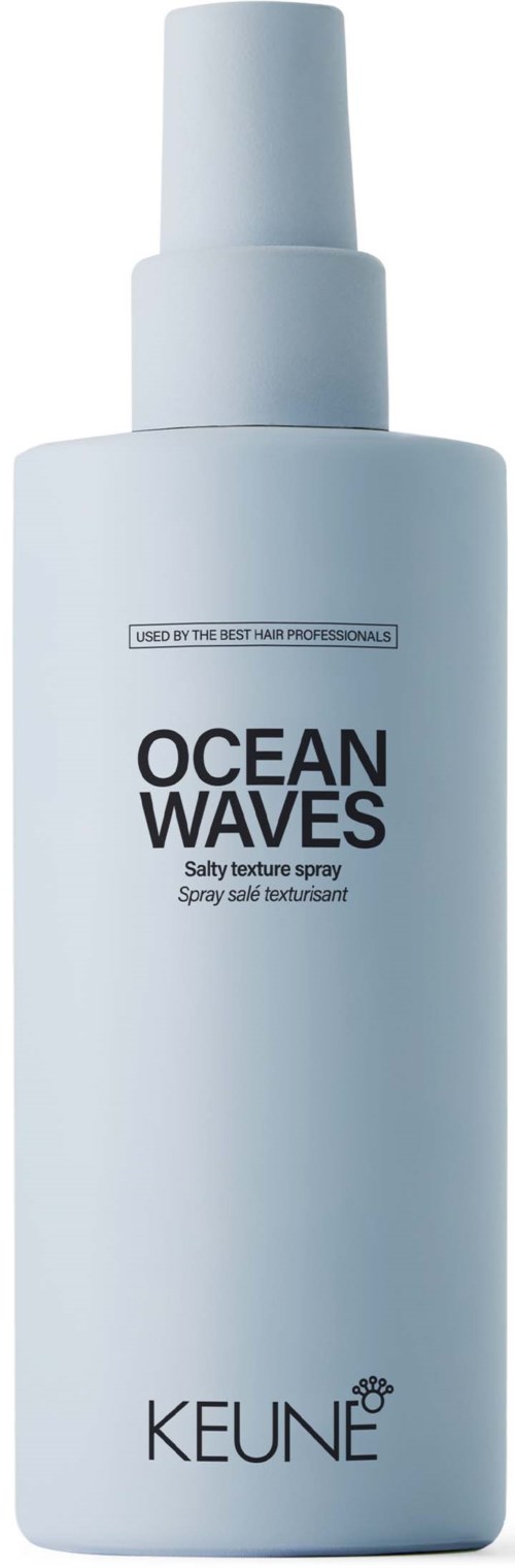 Eine weiße Sprühflasche mit dem Label 'Ocean Waves' für Salztextur, unten die Marke 'Keune'.
