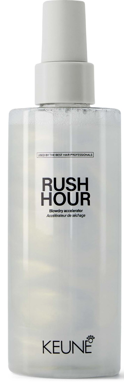 En klar plastflaska med vit spraymunstycke och etikett, märkt 'RUSH HOUR' av KEUNE.