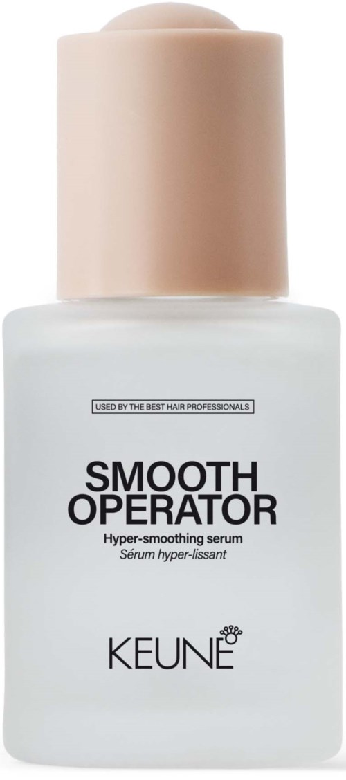 En hvit flaske med beige lokk merket 'Smooth Operator' fuktighetsgivende serum av Keune, brukes til hårpleie.