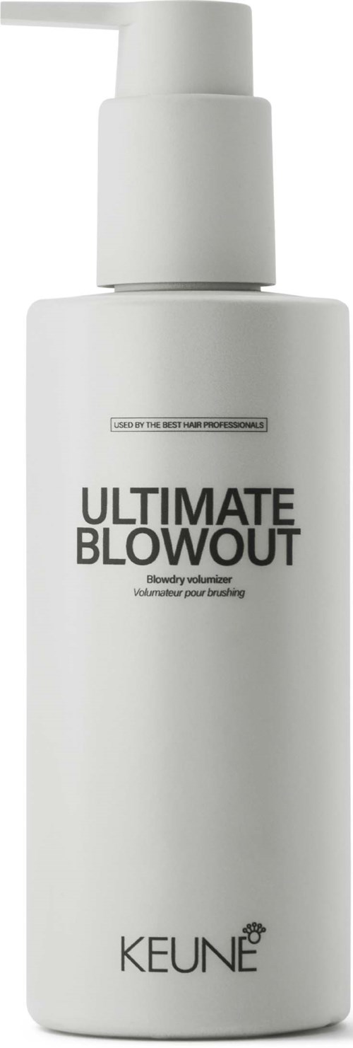 En vit flaska med pump, märkt 'ULTIMATE BLOWOUT' och 'KEUNE'. Det är troligtvis en hårvårdsprodukt.
