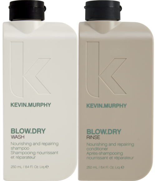 To hvide flasker med hårplejeprodukter, én til vask og én til skylning, mærket Kevin.Murphy.