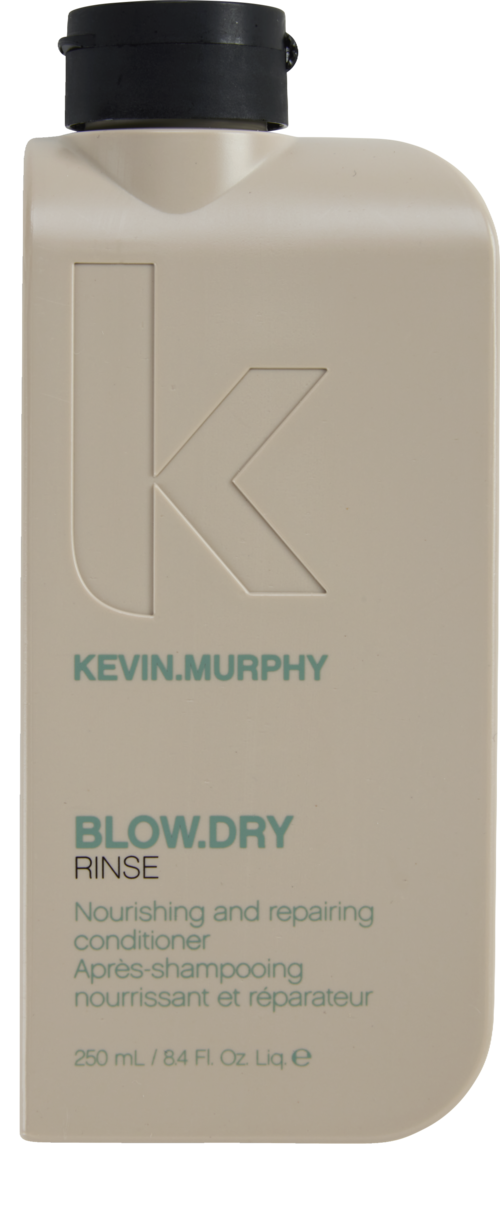 En beige flaske med sort top, mærket 'Kevin.Murphy Blow.Dry Rinse', bruges til hårpleje.