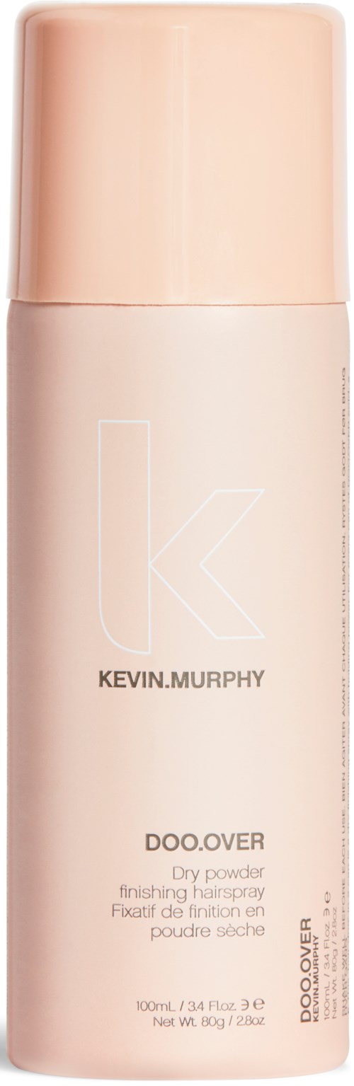 En ljusrosa flaska med pump står upprätt, märkt Kevin Murphy DOO.OVER torrt puder som avslut.