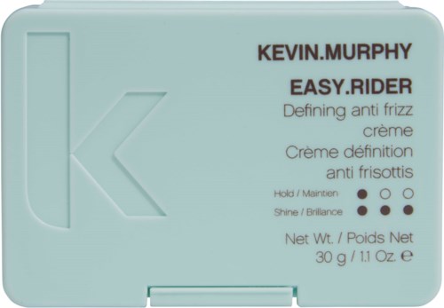 Eine hellgrüne Box mit schwarzen Text und einem großen Buchstaben 'K' auf der linken Seite. Bewirbt ein Stylingprodukt namens Kevin.Murphy Easy.Rider.