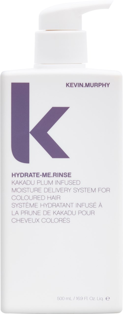 En vit flaska med pump, märkt Kevin Murphy Hydrate-Me.Rinse för färgat hår, infunderad med kakadu fågel. 