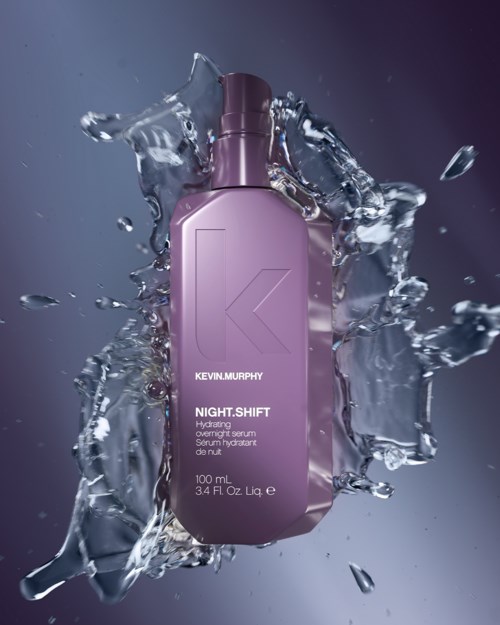 En lila flaska märkt 'Kevin Murphy Night Shift' omgivet av skvalpande vatten.