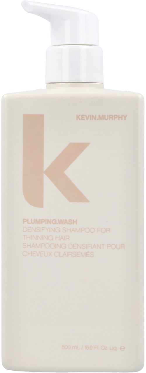 En vit flaska med pump märkt Kevin Murphy plumping wash för tunt hår. Minimalistisk design och ljusbeige text.