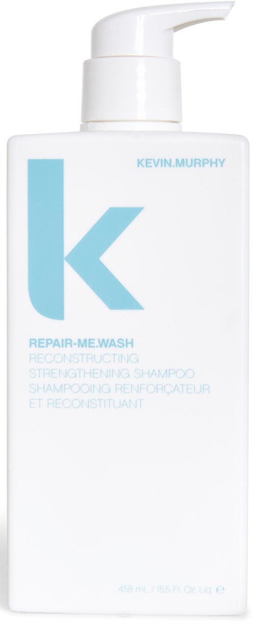 En hvit flaske med pumpe, merket Kevin Murphy Repair Me Wash sjampo, hovedsakelig lyseblå tekst, enkel design.