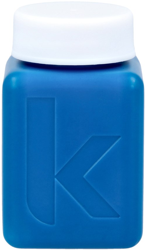 En blå flaske med hvit hette, med et stort bokstav "K" støpt inn på den.