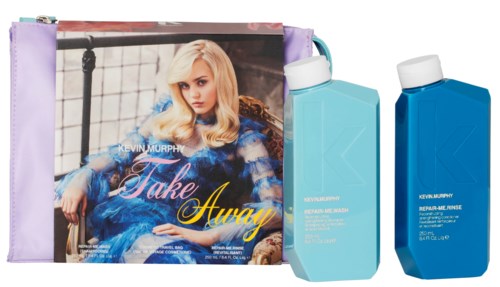 En Magasin med en kvinne med blondt hår i blå klær, ved siden av to flasker med hårpleieprodukter.