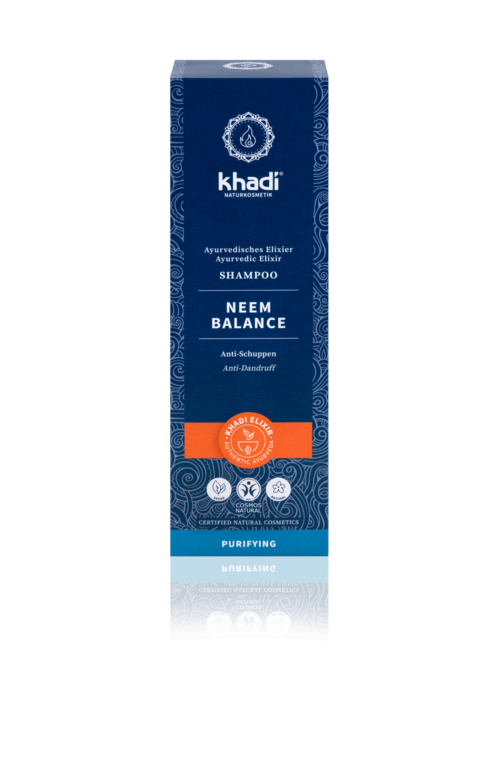 Ein blauer Shampoo-Karton mit der Aufschrift 'Khadi Neem Balance' deutet darauf hin, dass es gegen Schuppen und für die Kopfhautbalance ist.