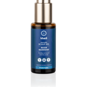 Eine braune Flasche mit silberner Kappe und blauer Etikette, beschriftet Khadi Neem Harmony Scalp Oil für Haarpflege.