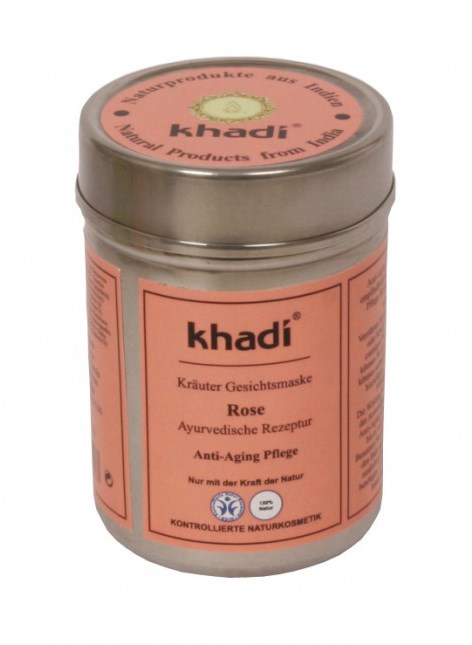 En liten rosa burk med märket "Khadi" och produktinformation på tyska och engelska, om anti-aging ansiktsmask.
