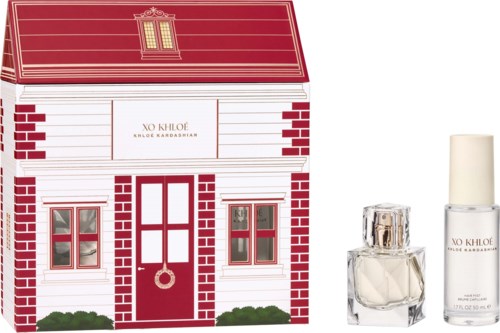 Ett presentset med en husformad box, parfyllflaska och nagellack. Boxen är röd och vit med fönster och dörrillustrationer.