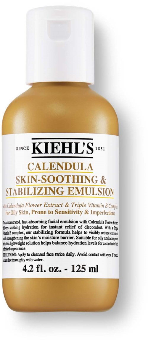 En gullfarget flaske med hvit lokk inneholder Kiehl's Calendula Skin-Soothing & Stabilizing Emulsion, med tekst om ingredienser og bruk.