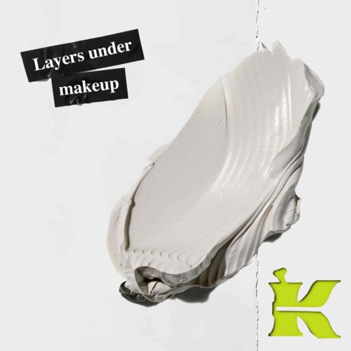 Łza białego makijażu z tekstem 'Layers under makeup' i zielone logo w rogu.