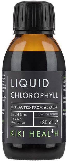 En liten brun flaska med svart lock märkt 'Liquid Chlorophyll' för hälsa, utvunnen från alfalfa, 125 ml storlek.