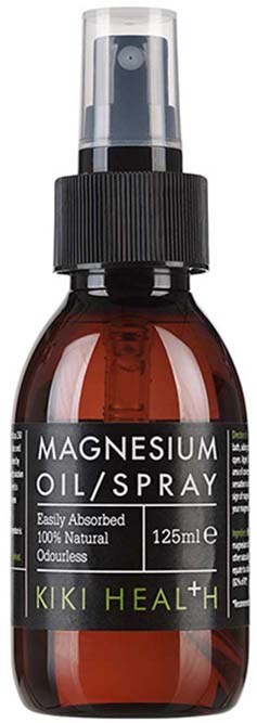 En lille brun sprayflaske mærket magnesiumolie/spray, 125 ml, naturlig, lugtfri. Mærke: Kiki Heal+.