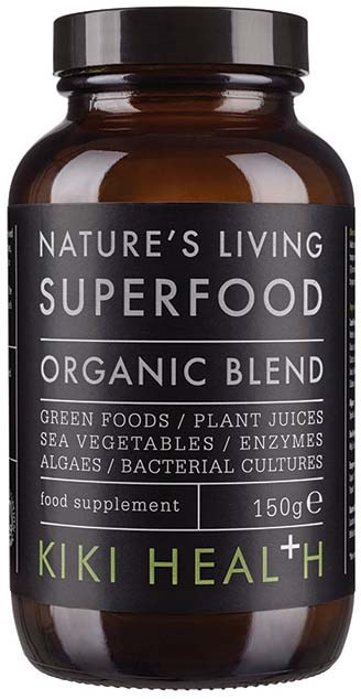 Een donkerbruine fles met 'Superfood'-label, wijst erop dat het een biologisch supplement is met gezondheidsvoordelen.