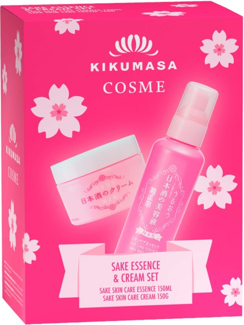 Rosafarget emballasje med kirsebærblomster, viser en hudkrem i krukke og en rosa sprayflaske fra Kikumasas Sake-kolleksjon.