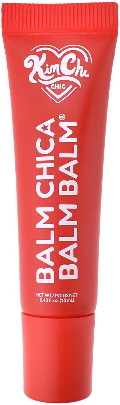En rød tube med KimChi Chic Balm Chick balm med hvit tekst og logo, stående oppreist.