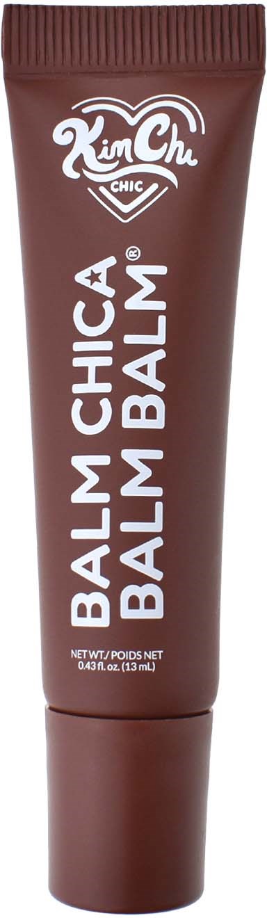 En brun tube med KimChic Chic Balm Chica Balm med skrukork og hvit tekst på forsiden.