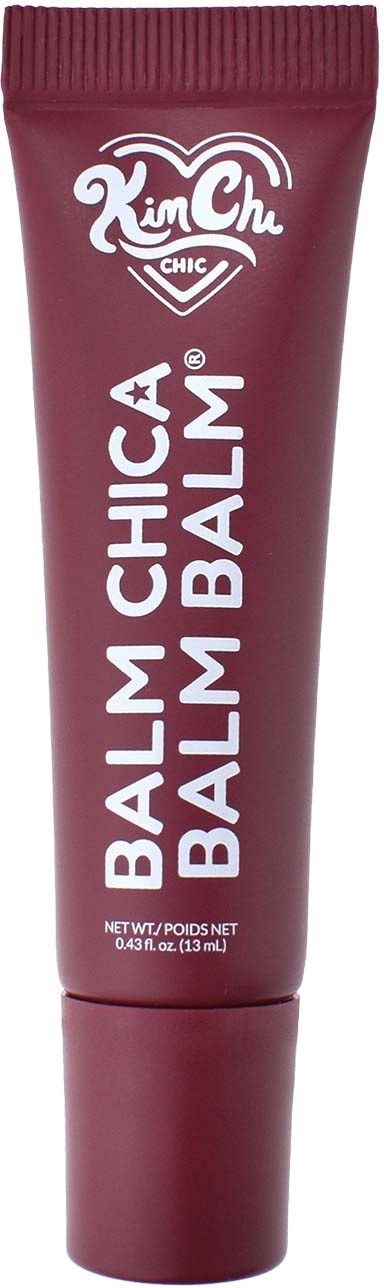 En rødbrun tube med KimChi Chic Balm Chic Balm med hvit tekst og logo på forsiden.