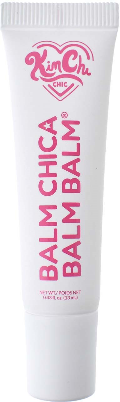 En hvit tube fra Kim Chi Chic Chic Balm Chick med rosa tekst og logo, beregnet for hudpleie eller sminke.