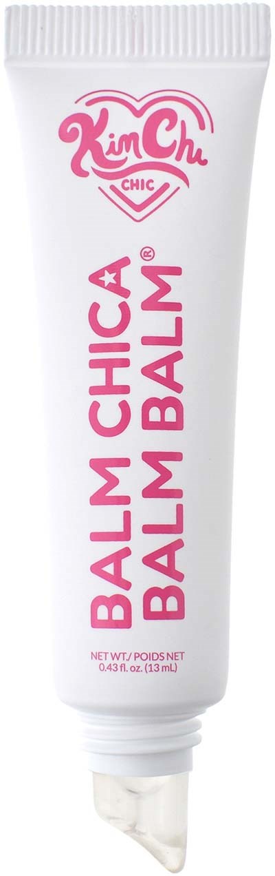 Rør med KimChi Chic BalM Balm med rosa tekst på hvit bakgrunn.