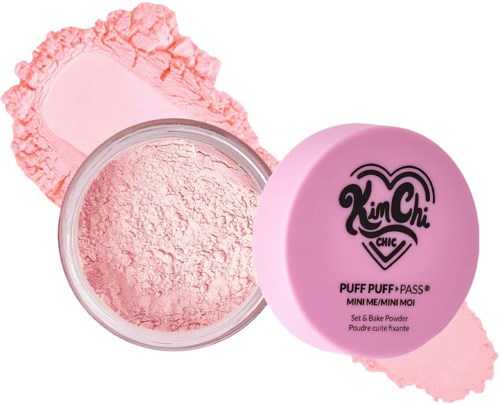 Różowy zestaw KimChi Chic i puder do pieczenia w przezroczystym pojemniku z różową pokrywką, różowy róż w formie klorowej.