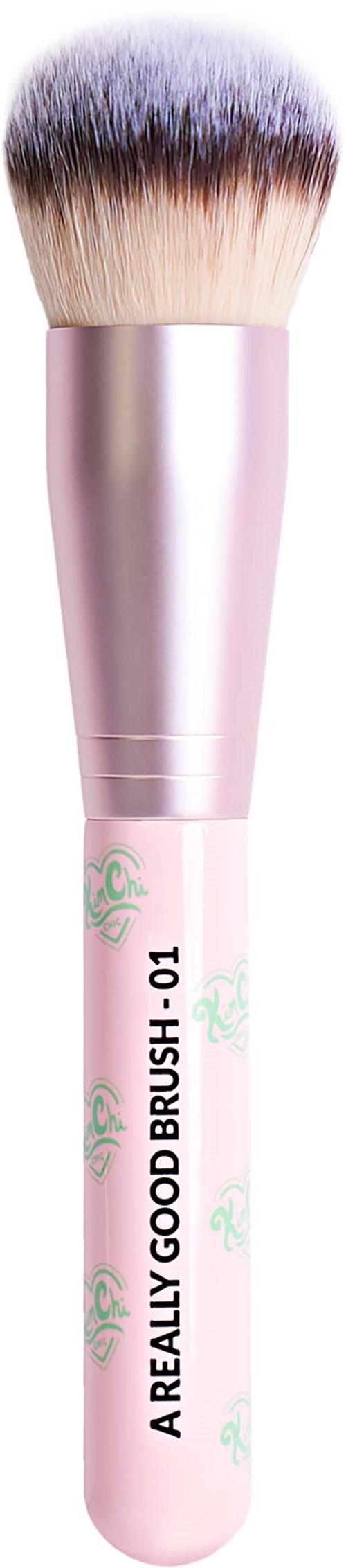 En makeupborste med rosa handtag, märkt "A REALLY GOOD BRUSH 01," och mjuka borst.