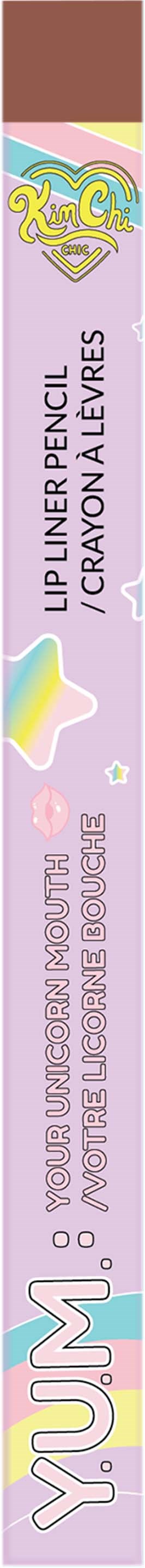 Pastelowa kredka do ust z napisem 'Y.U.M.' i słowami 'Lip Pencil'. Tło jest jasnoróżowe z dekoracyjnymi gwiazdkami.