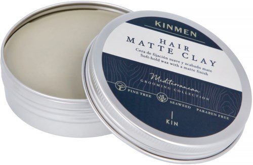 Metallburken innehåller Kinmen Hair Matte Clay, en mjukvax med matt finish, från Medelhavssamlingen.