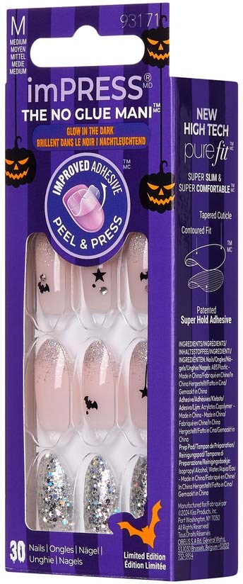Nagelspitzen in einer lila Verpackung mit Halloween-Kürbissen, zeigen klare, glitzernde und dekorierte Nägel.