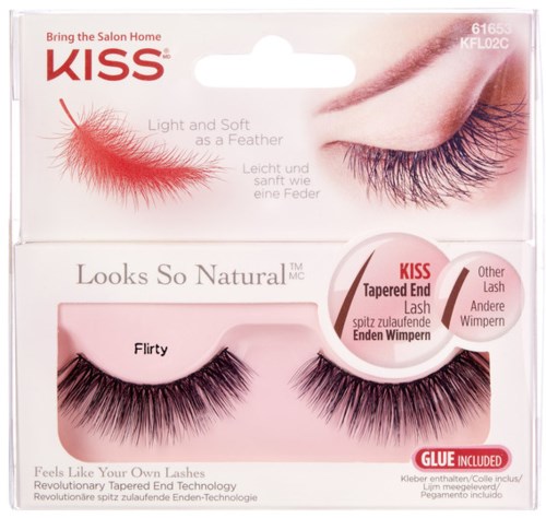 Falsche Wimpern, eine natürlich und eine versprochen, in pinker Verpackung.