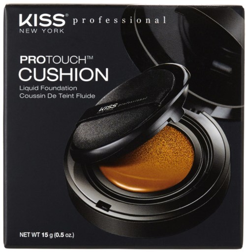 En eske viser en svart sminkepute med en pute inni og lokket delvis åpent. Etiketten sier 'KISS professional' og 'PRO TOUCH CUSHION'.
