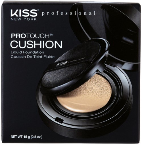 En svart eske med en pute og flytende foundation inne, viser produktnavn og merke, Kiss Protouch Cushion.