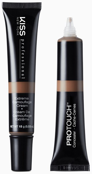 Två tuber av kräm, en märkt 'Extreme Camouflage' och den andra 'Concealer', båda svarta med beige ränder.