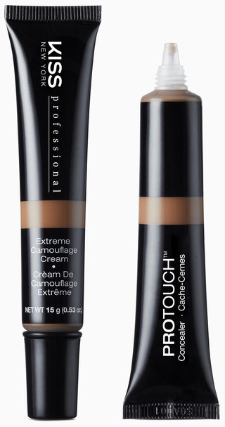 Två svarta tuber, en märkt 'Extreme Camouflage Cream' och den andra 'Protouch', står sida vid sida för hudmakeup.