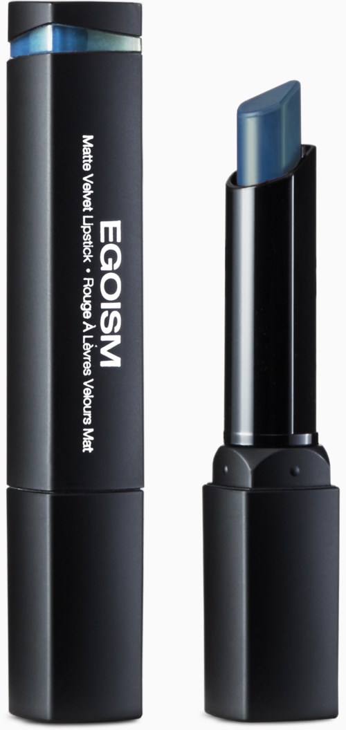 En svart läppstiftstift med ljusblått läppstift, märkt "Egoism" och beskrivning av läppstiftstyp.