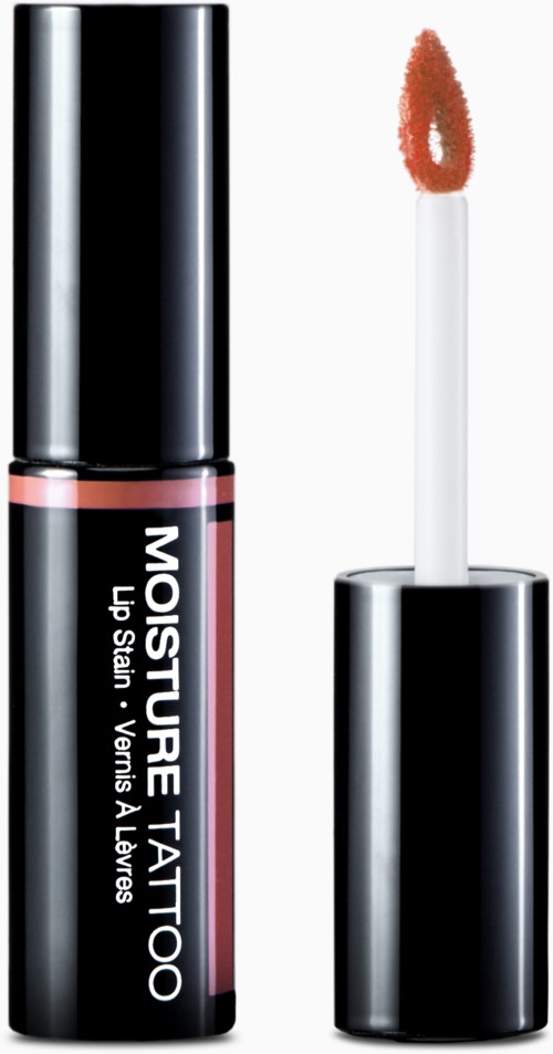 Lip gloss med en vurliknande applikator, liten behållare, och svart och rosa förpackning. Det står 'Moisture Tattoo' på tuben.