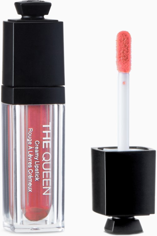En läppglansflaska med applikatorspett, märkt "THE QUEEN" i rosa, och en tydlig behållare som visar rosa gloss.