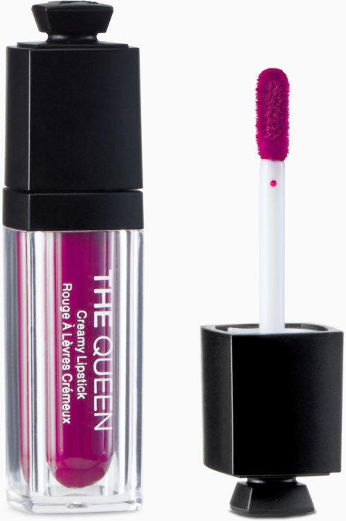 Läppglansrör med en rosa applikator, märkt "THE QUEEN" och "Creamy Lipstick" på vit bakgrund.