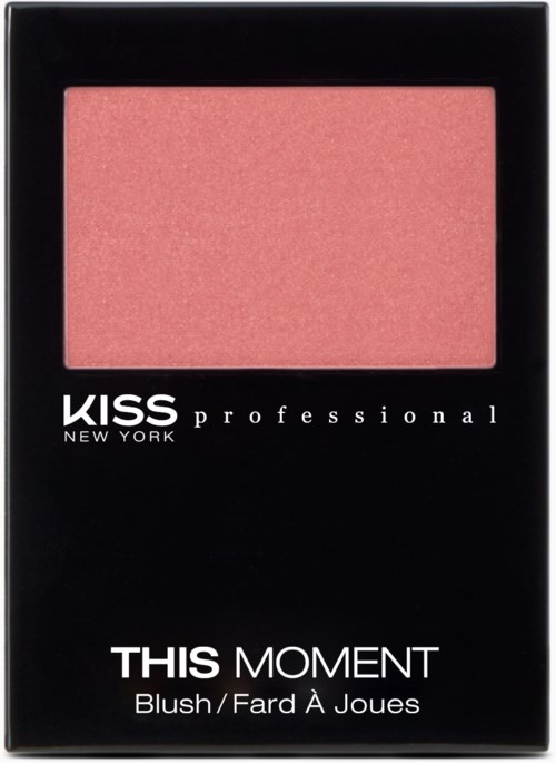En rosa blush i en svart rektangulär kompakts istället med vit och svart text på fronten.
