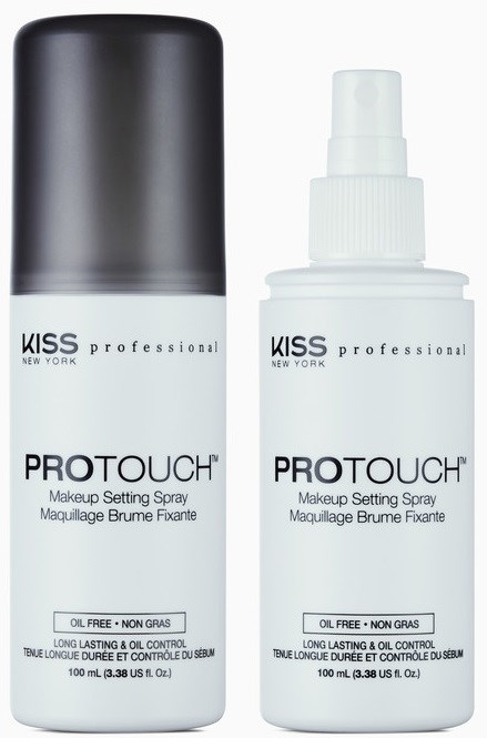 Två vita flaskor med makeup-setting spray, en med svart lock och en med spraymunstycke.