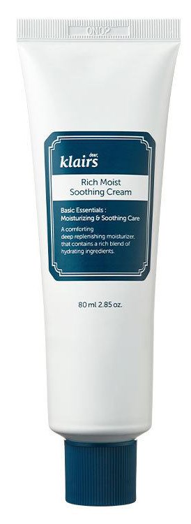 En hvit tube med Klairs Rich Moist Soothing Cream, blå etikett og hette.