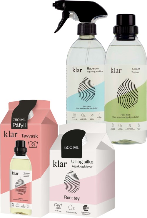 Rengöringsprodukter med sprayflaskor, en i blått och en i grönt, samt andra produkter i rosa och vitt förpackning.