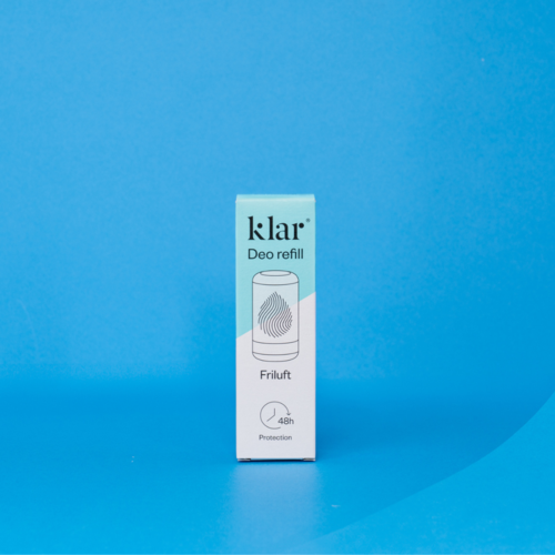 En liten eske merket 'klar Deo refill' med en fingeravtrykk-ikon, står på en blå bakgrunn.