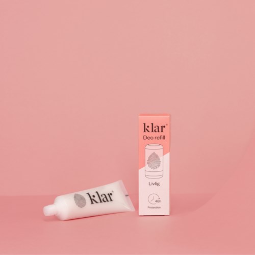 Et deodorantfyllingsrør og en eske står mot en rosa bakgrunn. Esken har merkevaren 'klar' og 'Deo refill' skrevet på seg.
